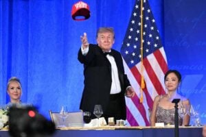 52% veem tentativa de ajudar Flávio Bolsonaro no tarifaço de Trump, diz Datafolha