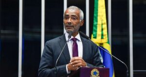 Romário abre mão de salário do Senado durante Copa após críticas