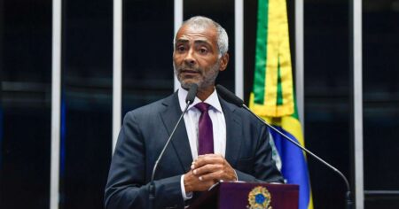 Romário abre mão de salário do Senado durante Copa após críticas