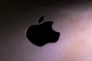 Apple acusa OpenAI de roubar segredos de hardware e pressiona parceria de IA