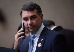 Defesa de Flávio Bolsonaro anuncia recurso contra suspensão de visitas a Jair