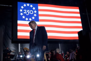 Trump usa 4 de Julho no Monte Rushmore para atacar comunismo e progressistas