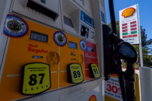Gasolina supera US$ 4 nos EUA e pressiona subsídio de R$ 0,44 no Brasil