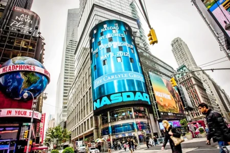 Gastos com IA derrubam Tesla e Alphabet e evaporam cerca de US$ 433 bi