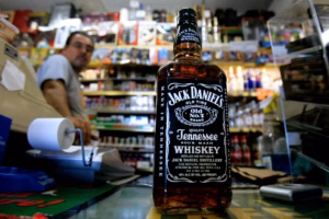 Brown-Forman, dona do Jack Daniel’s, anuncia saída do CEO