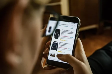 um adolescente da metade dos brasileiros compra pela internet pela primeira vez, diz IBGE