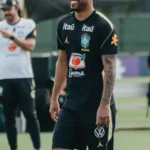 Manchester United fecha Andrey Santos por R$ 344 milhões