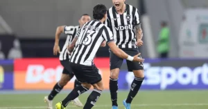 Botafogo vence Santos por 2 a 1 com gol nos acréscimos na volta do Brasileirão