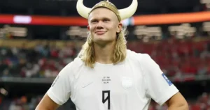 Haaland volta da Copa com souvenir de guaxinim de US$ 750 e viraliza