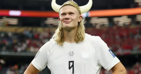 Haaland volta da Copa com souvenir de guaxinim de US$ 750 e viraliza