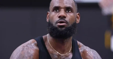 Aos 41, LeBron James fecha com os 76ers para sua 24ª temporada