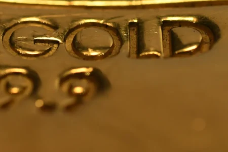 Ouro fecha abaixo de US$ 4 mil pela primeira vez no ano com pressão de Treasuries e dólar