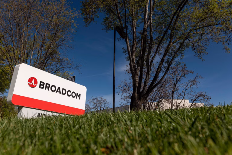 Diretor jurídico da Broadcom vende US$ 19,5 milhões em ações após acordo com Apple