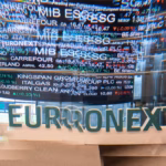 Bolsas europeias sobem e Stoxx 600 fecha em recorde com liquidez menor