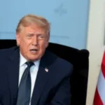 Trump exibe nota de US$ 100 com sua assinatura em aceno aos 250 anos dos EUA