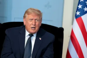 Trump exibe nota de US$ 100 com sua assinatura em aceno aos 250 anos dos EUA