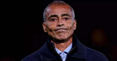 Justiça bloqueia cachê de Romário na CazéTV por dívida de R$ 32,4 mi