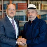 Sob gritos de ‘fica, fica’, governador do Rio chora ao lado de Lula na Fiocruz