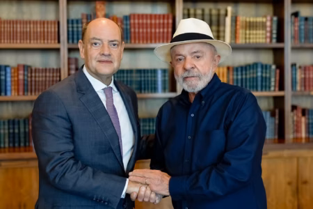 Sob gritos de ‘fica, fica’, governador do Rio chora ao lado de Lula na Fiocruz