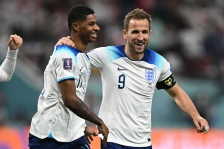 Kane marca duas vezes, Inglaterra vira sobre RD Congo e avança na Copa