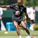 Raphinha resiste a oferta de R$ 470 milhões do Al-Hilal e quer seguir no Barcelona