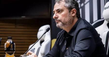 Com três meses de atraso em direitos de imagem, Santos prioriza ‘manter a casa em ordem’