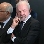Lula perde aprovação e empata com Flávio Bolsonaro no 2º turno