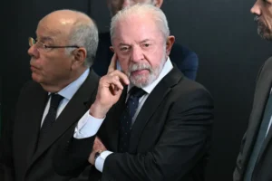 Lula perde aprovação e empata com Flávio Bolsonaro no 2º turno