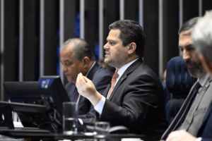 Alcolumbre desafia governo ao pautar PEC que aposenta agentes de saúde com custo de R$ 30 bi