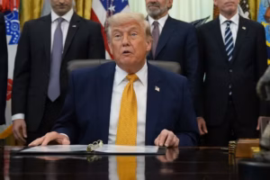 Funcionário da Casa Branca é suspenso sob suspeita de lucrar com falas de Trump