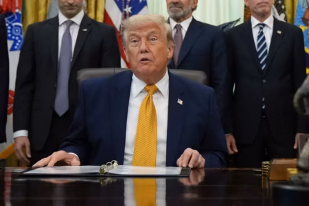 Funcionário da Casa Branca é suspenso sob suspeita de lucrar com falas de Trump