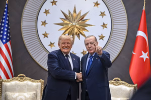 Na Otan, Trump promete suspender sanções à Turquia e reabre disputa por F-35