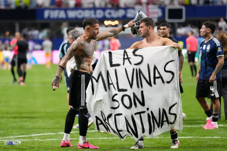 Reino Unido pede à Fifa investigação contra Argentina por faixa das Malvinas na Copa