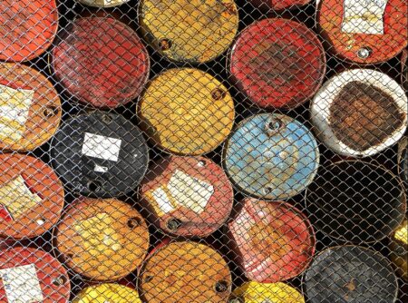 Brent cai a US$ 72,35 com alívio em Ormuz e negociações entre EUA e Irã