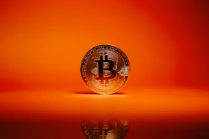 Bitcoin volta a US$ 62 mil com mercado à espera de juros menores nos EUA