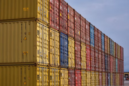Superávit comercial do Brasil sobe a US$ 9,8 bi em junho e mira meta do governo