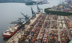 Brasil mira comércio recorde de US$ 758,6 bi, mas petróleo testa projeção