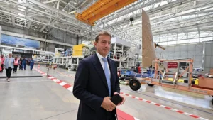 Consórcio de Eduardo Saverin compra Russell por US$ 2,8 bilhões