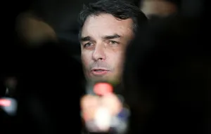 Moraes envia ao MPE caso de Flávio Bolsonaro por leitura de carta do pai; multa pode chegar a R$ 25 mil