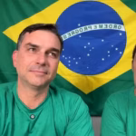 Flávio Bolsonaro acena a eleitoras com internet e IA após crise com Michelle
