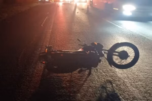 Motociclista de 42 anos morre em colisão com carreta na Dutra em Lorena