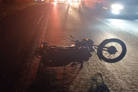 Motociclista de 42 anos morre em colisão com carreta na Dutra em Lorena
