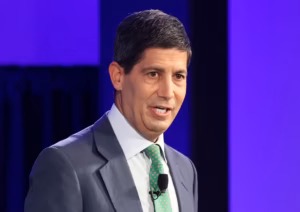 Warsh defende Fed guiado por juros e sinaliza linha mais dura nos EUA