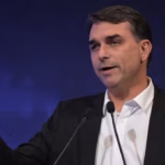 Moraes suspende visitas de Flávio a Bolsonaro e apura propaganda eleitoral