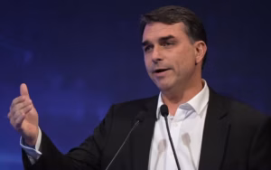 Moraes suspende visitas de Flávio a Bolsonaro e apura propaganda eleitoral