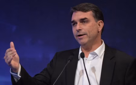 Moraes suspende visitas de Flávio a Bolsonaro e apura propaganda eleitoral