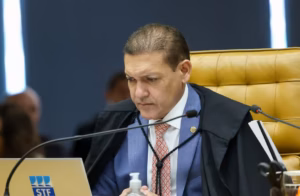Nunes Marques manda apagar vídeo que liga Flávio Bolsonaro ao PCC