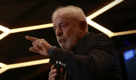 Lula mira Flávio Bolsonaro ao cobrar experiência de vida na eleição