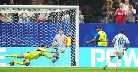 Argentina encara Inglaterra para quebrar jejum contra top 10 da Fifa