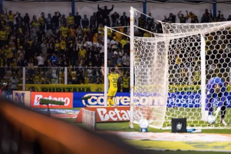 Grêmio perde para o Mirassol, fica perto do Z4 e aumenta pressão sobre Castro